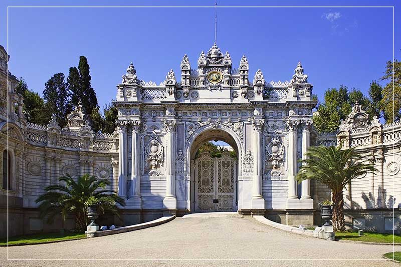royal-gate-dolmabahce-palace-istanbul